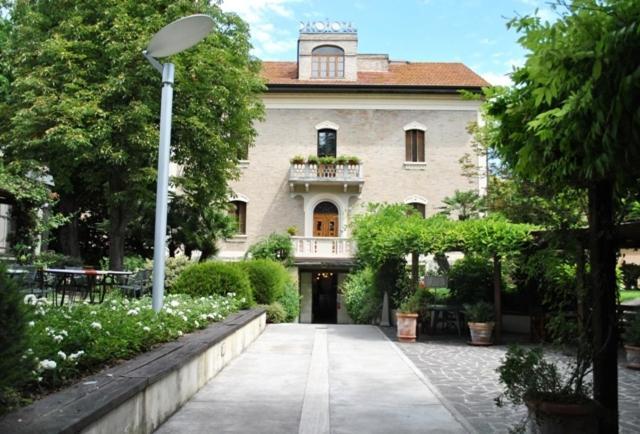 Deco Hotel Перуджа Екстериор снимка