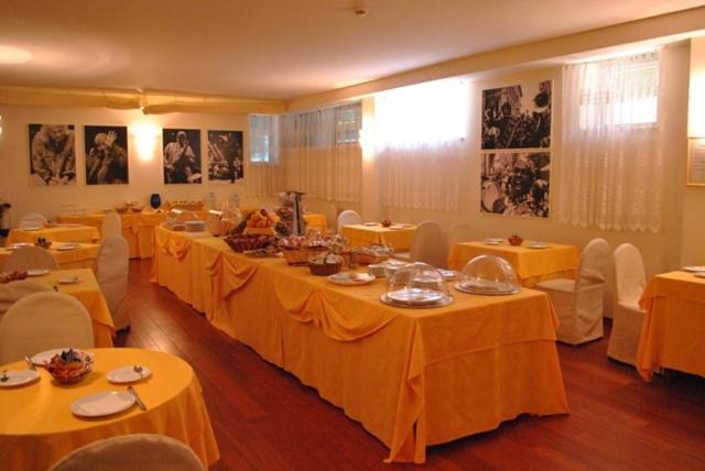 Deco Hotel Перуджа Екстериор снимка
