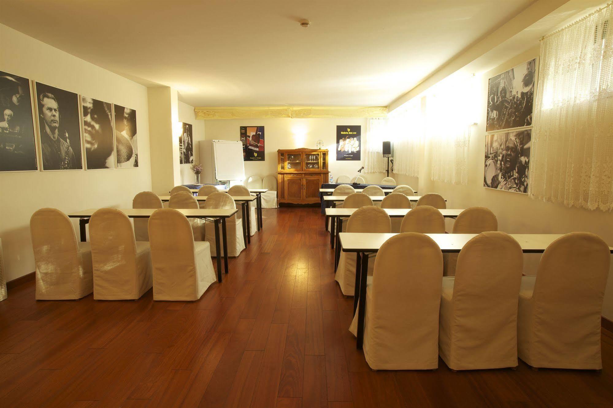 Deco Hotel Перуджа Екстериор снимка